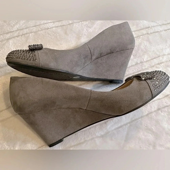 JESSICA SIMPSON Seley Wedge Gray Suede heels w/crystal accents & bows - size 8.5 - Picture 4 of 7